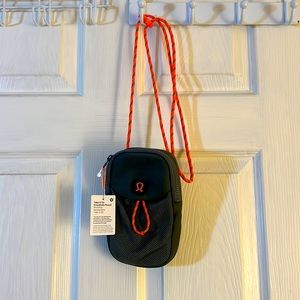 Lululemon  crossbody pouch / bag